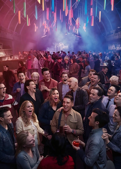Een drukbezocht feest in een ruime zaal, waar mensen vrolijk lachen en met elkaar praten onder kleurrijke lampjes. De sfeer is levendig en bruisend.